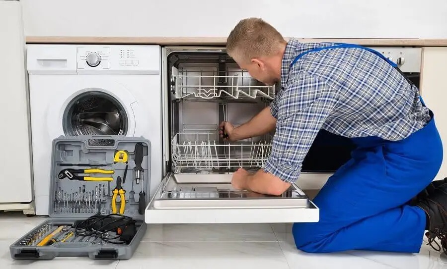 Torbalı Viessmann servisi teknisyen ekibi beyaz eşya tamiri yaparken